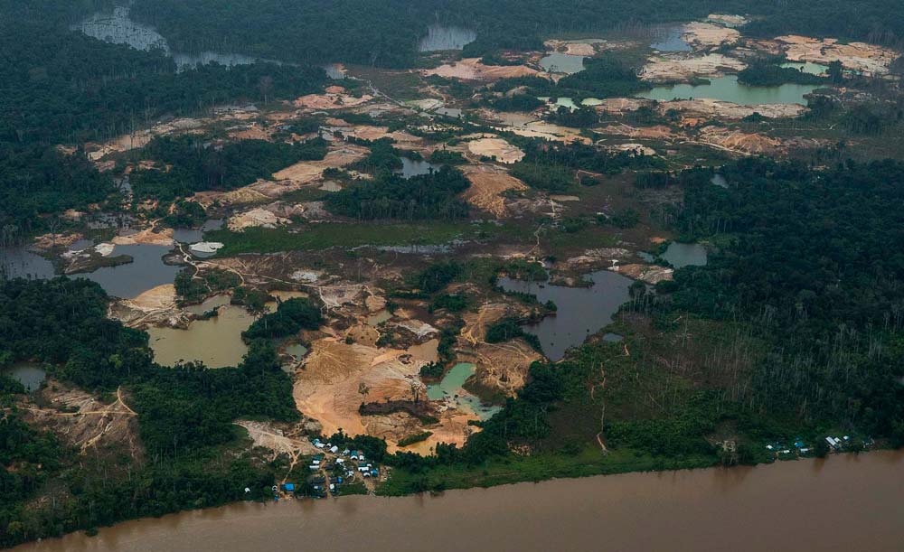Helicóptero e avião são flagrados sobrevoando o garimpo na região do Homoxi; é como se céu e terra pertencessem aos garimpeiros ilegais (Bruno Kelly/Amazônia Real)