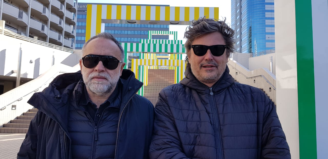 O diretor Karim Ainouz e o produtor Fabiano Gullane em visita a Tóquio, para pesquisa do filme (Gullane/Divulgação)