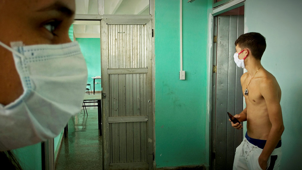 Pacientes em escola transformada em local de isolamento para tratar da Covid, em Havana (Yamil Lage/AFP)