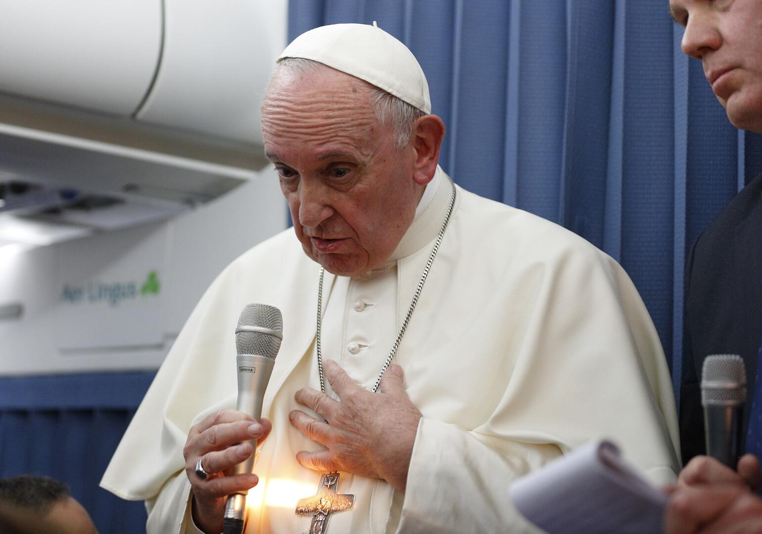 Um raio de luz ilumina o papa Francisco enquanto ele responde a uma pergunta da repórter Anna Matranga, da CBS News, a bordo de seu voo de Dublin a Roma em 26 de agosto (Foto CNS/Paul Haring)