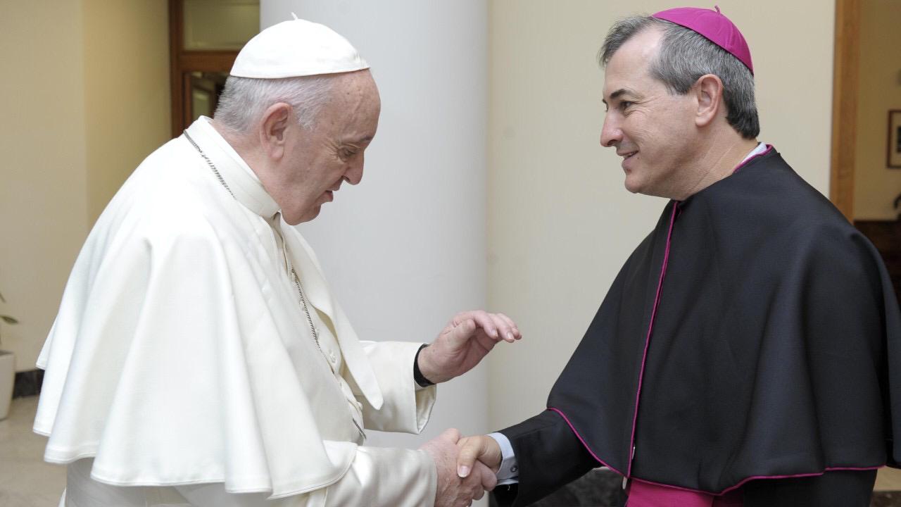 Bispo levou drama das vítimas em conferências na Europa e concelebrou com papa Francisco