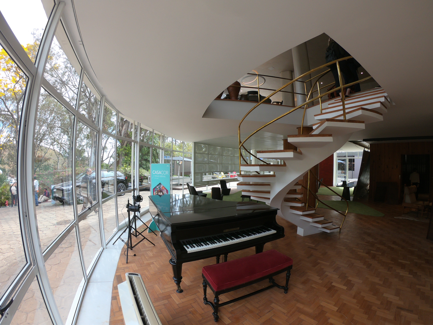 Piano de cauda e escada em espiral no edifício que teve projeto original de Niemeyer. (Foto Thiago Ventura/DomTotal)