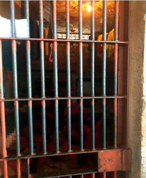 A Defensoria Pública de Minas Geriais encontrou cela com 17 pessoas (6 camas) e luz natural no Presídio Professor Jacy de Assis (Defensoria Pública de Minas Gerais)