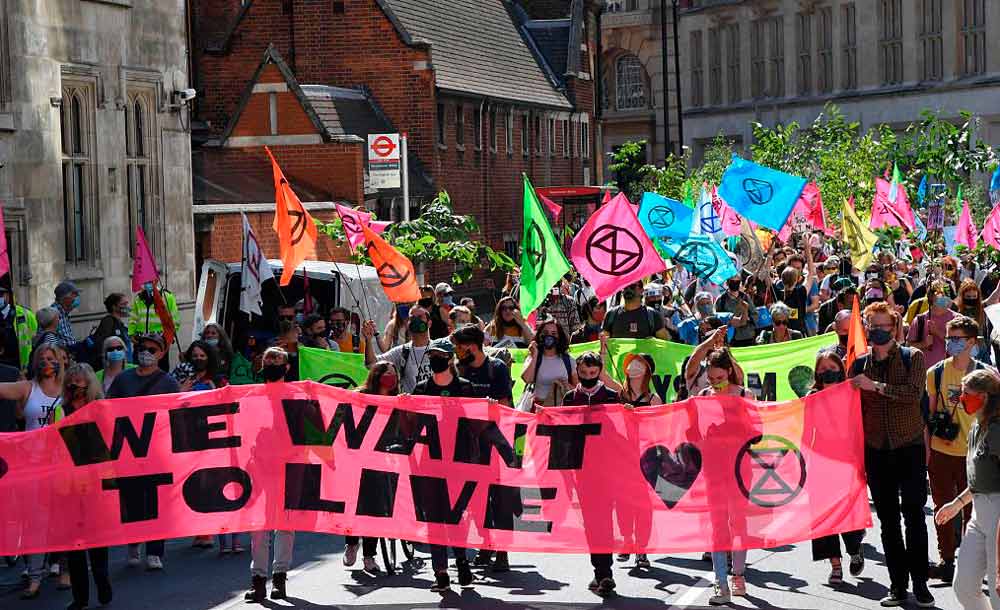 Manifestantes do grupo Extinction Rebellion marcham em Londres exigindo metas mais ambiciosas (AFP)