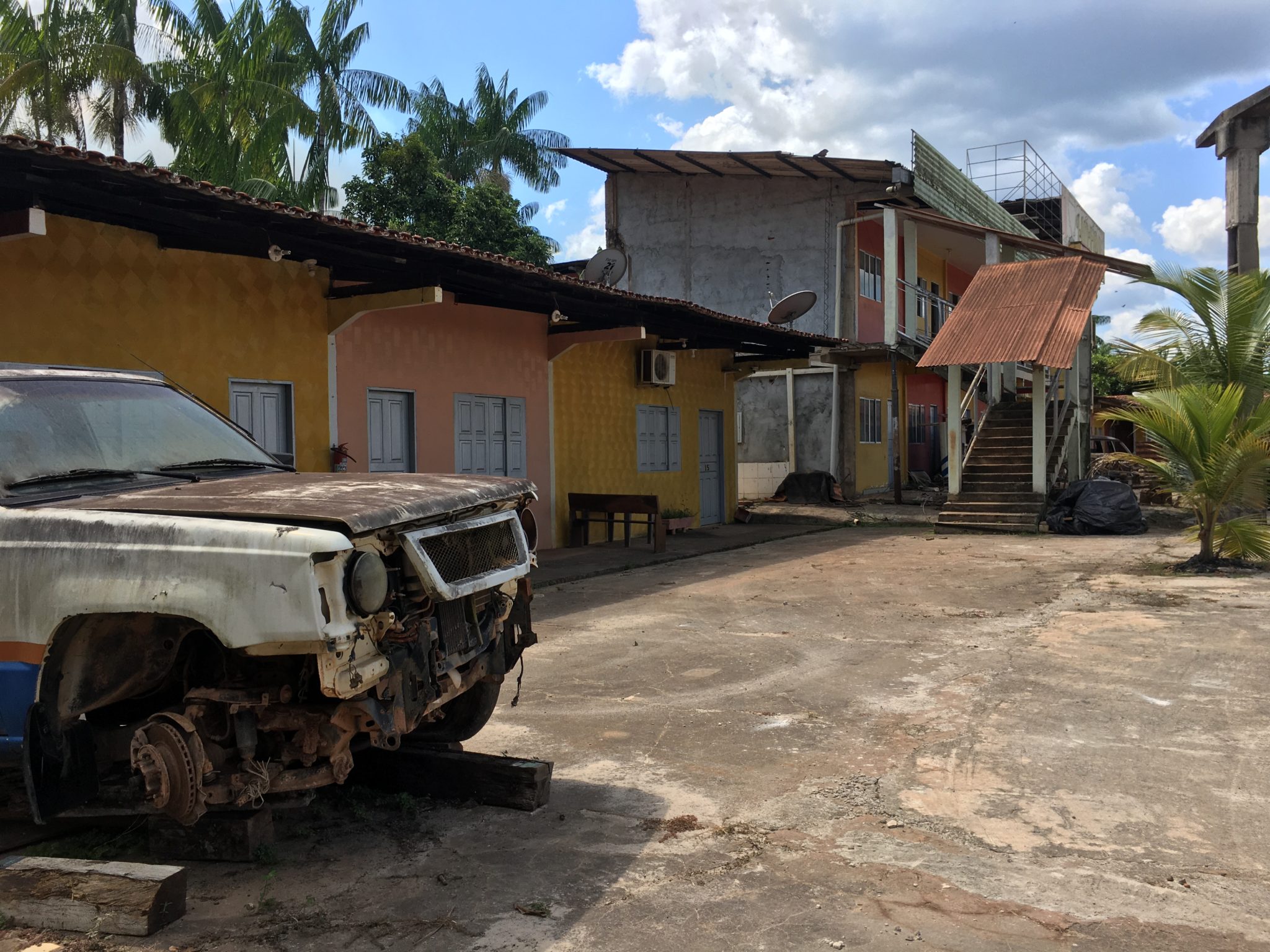 Hotel erguido durante o boom econômico da cidade virou garagem para carros abandonados. Dyepeson Martins/Agência Pública