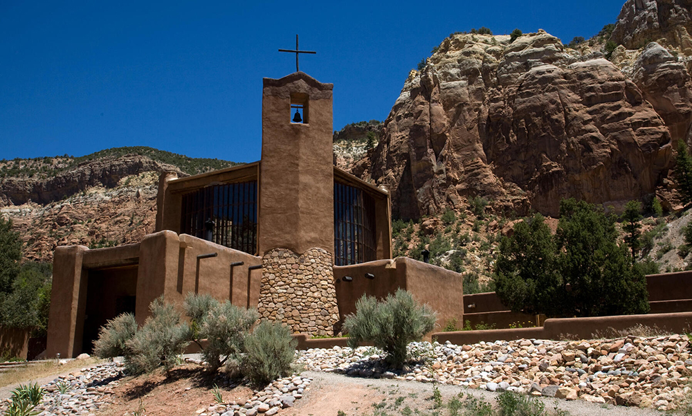 O Mosteiro Beneditino de Cristo no Deserto no Novo México foi construído com a mesma pedra que as mesas que se erguem atrás dele, como se tivesse sido escavado nelas (foto: CNS).